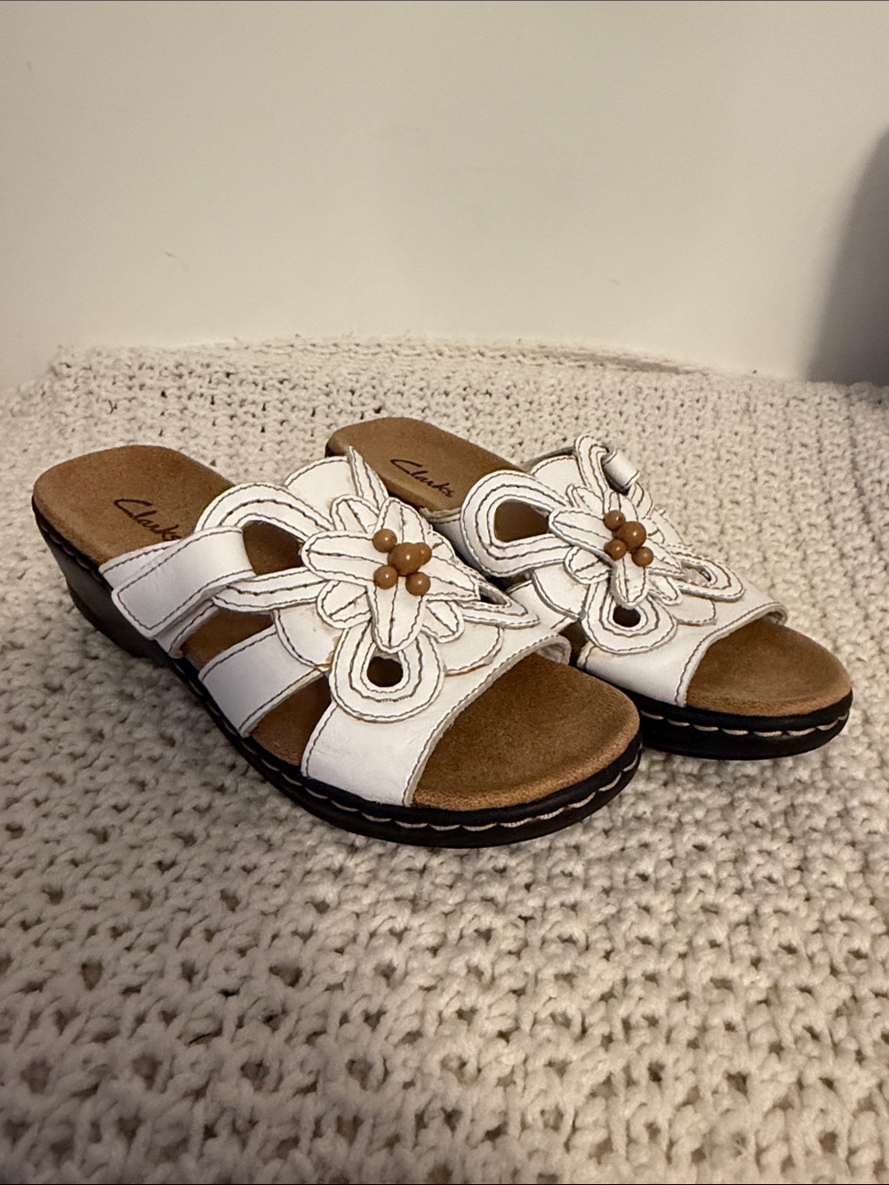 Clarks women’s White Floral Leather Slide Mules with Brown Accent Beads size 5.5